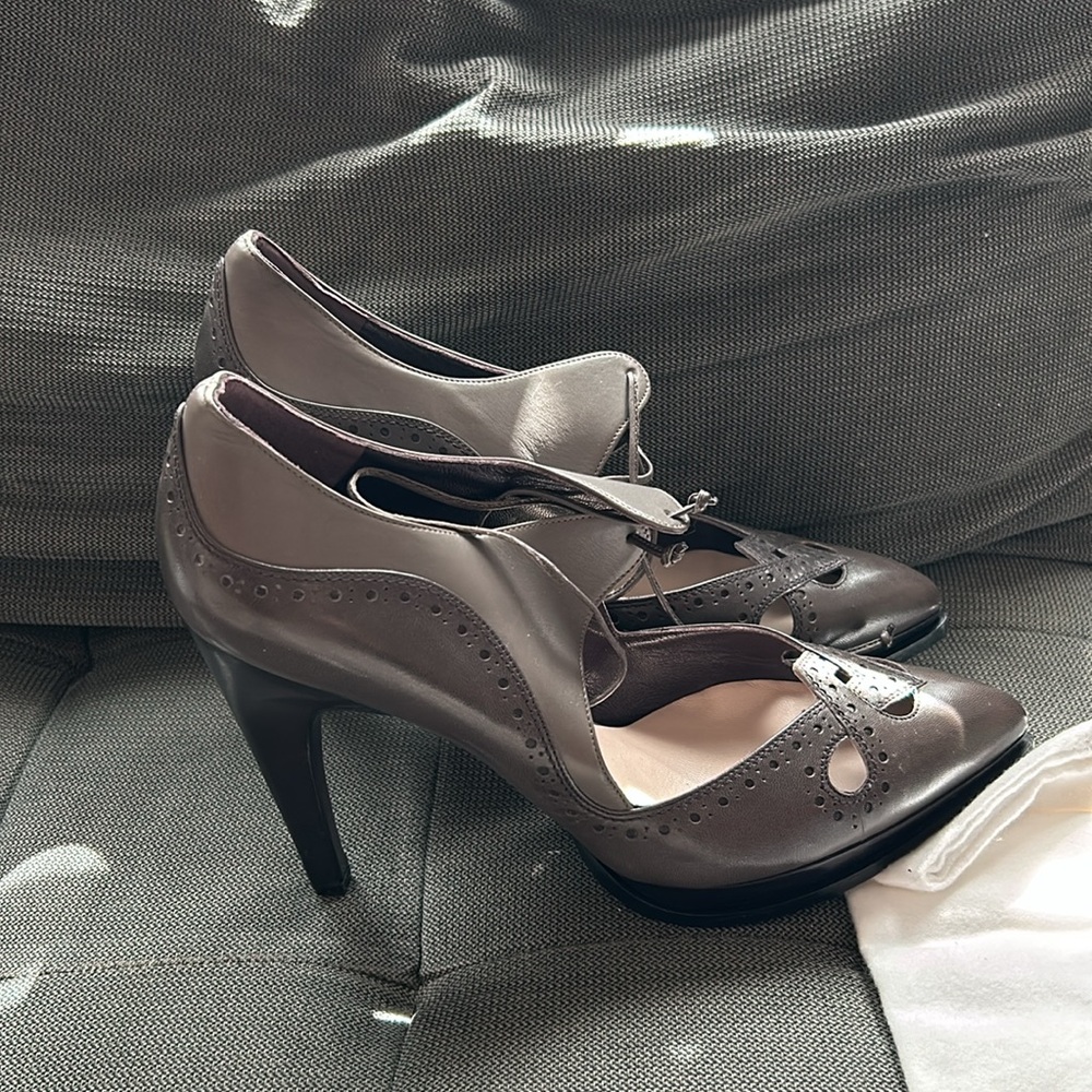 Salvatore Ferragamo beautiful Victorian platform heels grey size 9 new in box